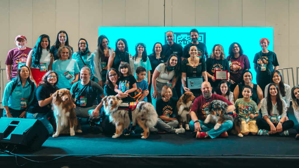 APet reforça compromisso social ao apoiar o Projeto Reddogs e oferecer plano vitalício ao cão de assistência Thor no Expotea 2025.