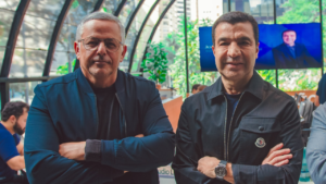 Cláudio Santos e João Kepler, participantes do Arena Digitalks, representando a presença de líderes do setor no evento.