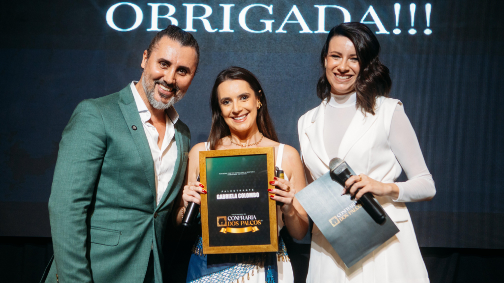 Participantes da Confraria dos Palcos durante experiência prática de palco voltada à formação de palestrantes