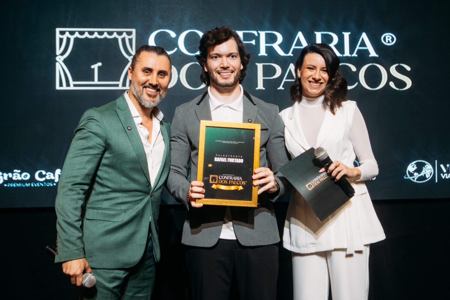 A Confraria dos Palcos evidencia seu propósito: formar novos comunicadores em experiências reais de palco, unindo método, presença e autoridade sob a condução de Fernando Freitas.