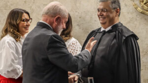 Dino freia acordão das emendas e reacende crise com Congresso