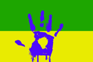 Ilustração de fundo verde e amarelo. Ao centro está presente um borrão da palma de uma mão humana, manchado na cor roxa.