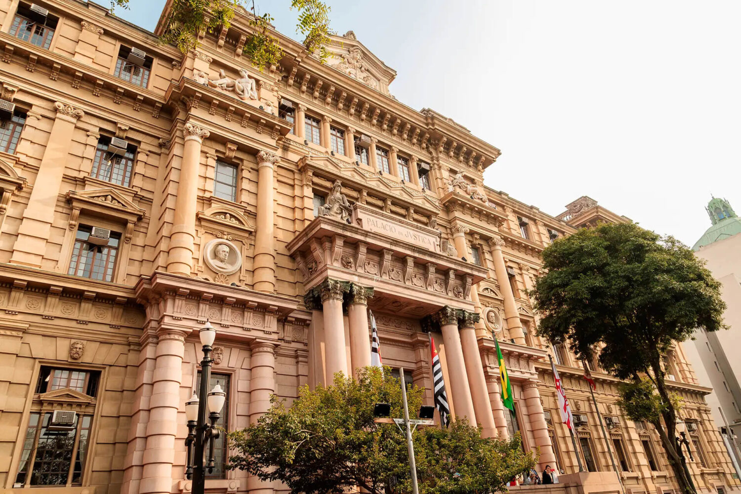 O recesso forense marca a transição do funcionamento pleno dos tribunais para o regime de plantão judiciário, sem interrupção da tutela de direitos urgentes.