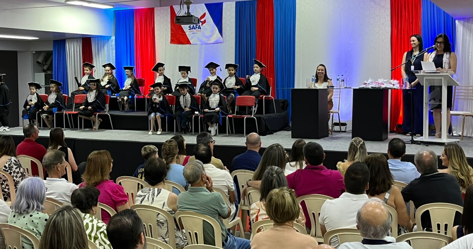 Quando a infância floresce: a formatura no Colégio Taborin e a importância de celebrar conquistas desde cedo