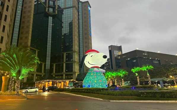 Wyndham Ibirapuera inaugura árvore de Natal temática de 11 metros inspirada no Snoopy