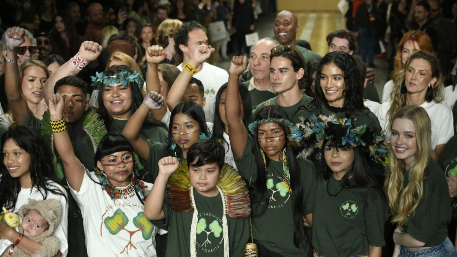 Ação do movimento Fashion for Forests durante a São Paulo Fashion Week reuniu representantes indígenas, criativos e participantes vestindo a Tree Shirt em defesa da floresta.