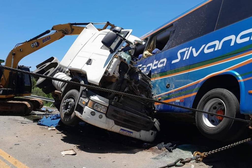 Acidente de caminhão e ônibus em Pelotas (RS) deixa mortos – 02/01/2026 – Cotidiano
