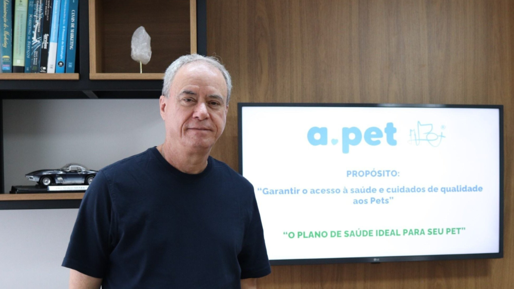 Luiz Gênova, CEO da APet, durante apresentação da campanha permanente de inclusão em planos de saúde pet no Brasil.