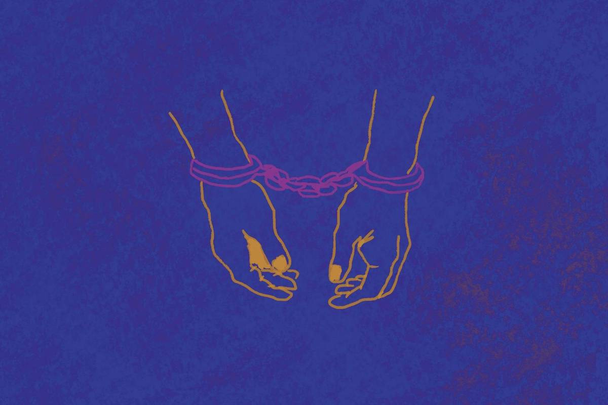 Ao centro da imagem, sobre um fundo roxo e texturizado, aparecem duas mãos algemadas.