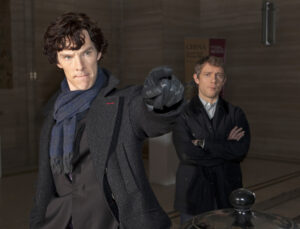 Benedict-cumberbatch-e-martin-freeman-em-ambiente-interno-serie-sherlock-bbc