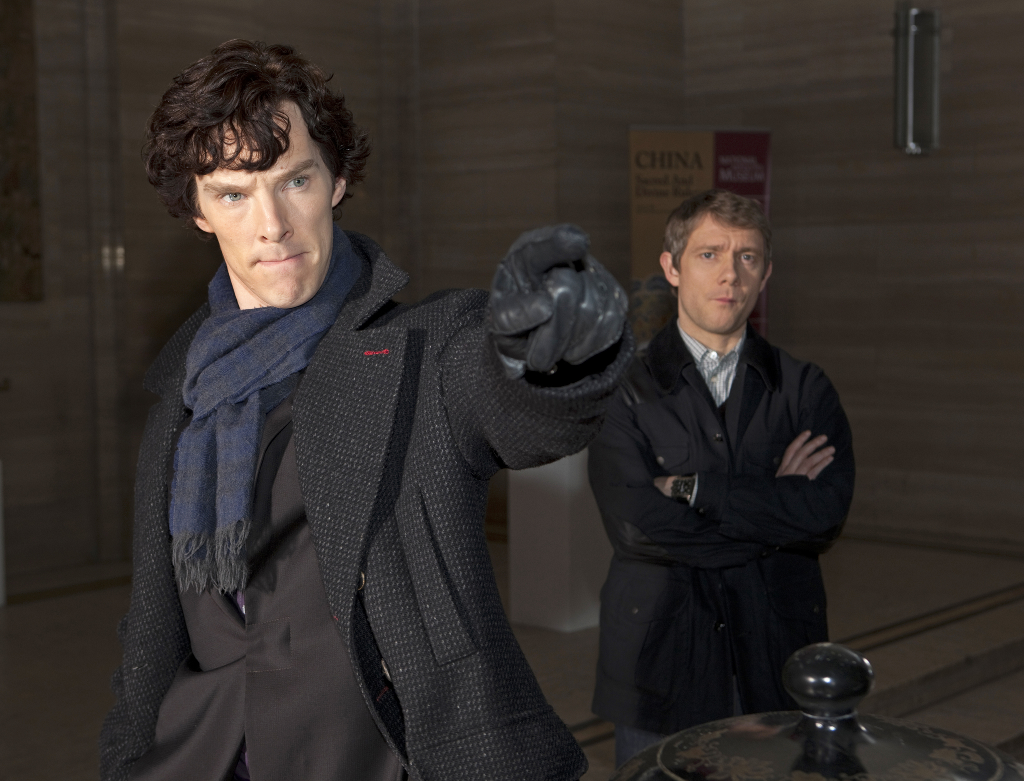 Benedict-cumberbatch-e-martin-freeman-em-ambiente-interno-serie-sherlock-bbc