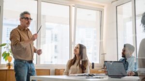 O que é aprendizagem no local de trabalho? Seu guia 2026