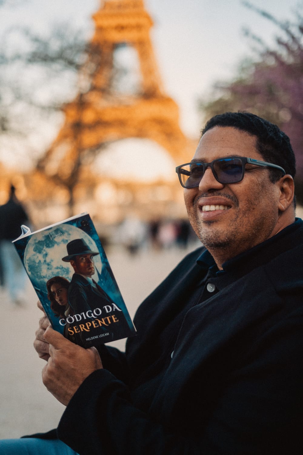 Premiado em Lisboa, o escritor e neurocientista Heldene Leicam destaca-se na cena literária internacional