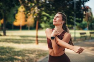 mulher-se-exercitando-usando-fone-de-ouvido