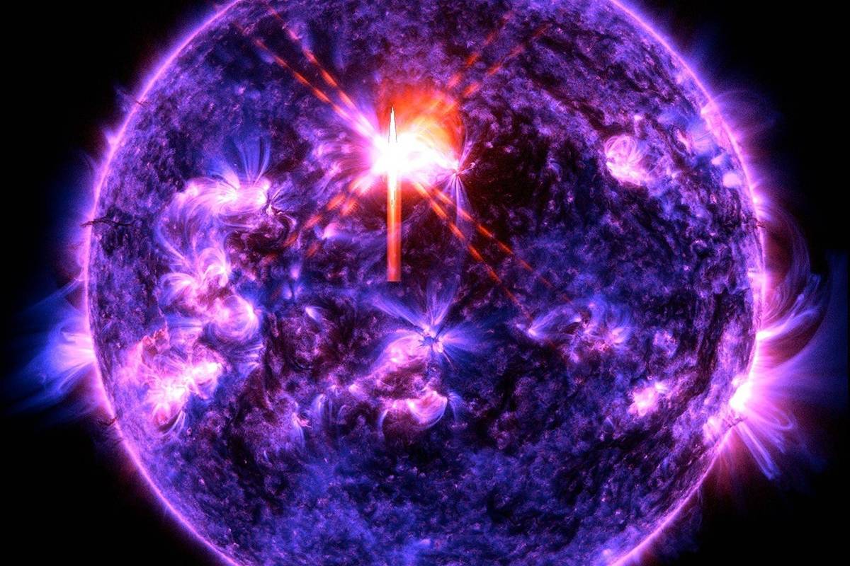 O Sol aparece em tons de roxo e azul, evidenciando regiões de intensa atividade solar com manchas brilhantes e erupções visíveis, destacando uma área central muito luminosa emitindo radiação.