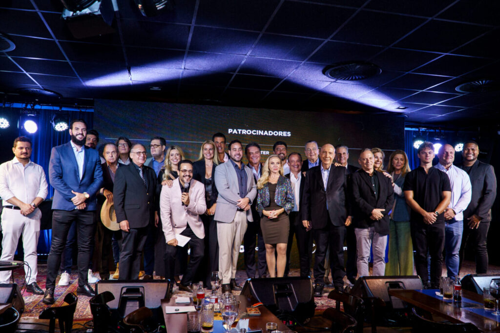 Grupo de autoridades públicas, empresários e representantes institucionais reunidos no palco do 35º Encontro Empresarial do Protagonistas do Brasil, realizado no Blue Note, em São Paulo. Ao centro, o Mestre de Cerimônias conduz o momento oficial do evento, que marcou a abertura da agenda 2026.