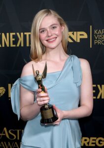 elle-fanning-segurando-um-premio-em-um-evento-de-tapete-vermelho