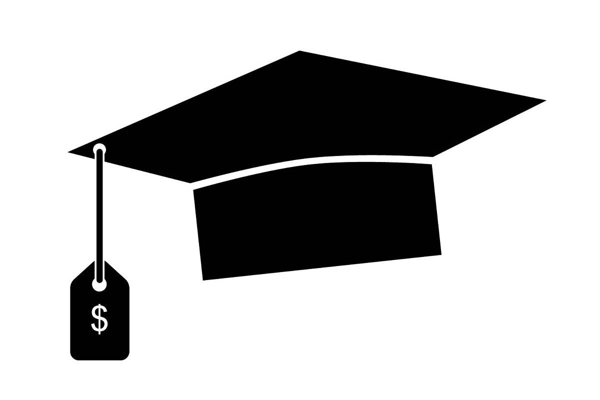 Um chapéu de formatura com etiqueta de preço