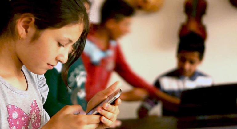 A conectividade com a Internet nas escolas é essencial para fortalecer os sistemas educacionais