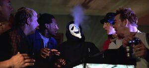 grupo-de-amigos-com-mascara-ghostface-cena-engracada-festa-todo-mundo-em-panico