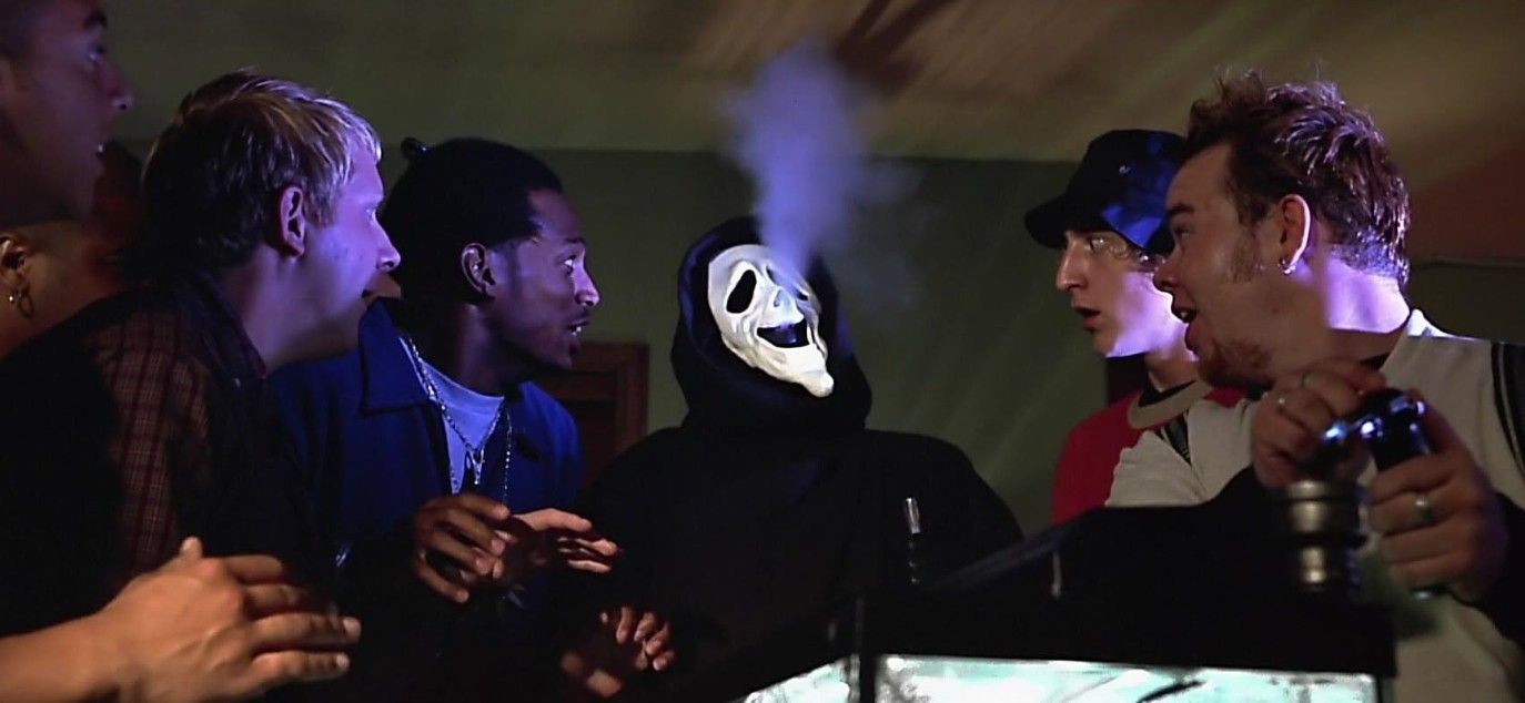 grupo-de-amigos-com-mascara-ghostface-cena-engracada-festa-todo-mundo-em-panico