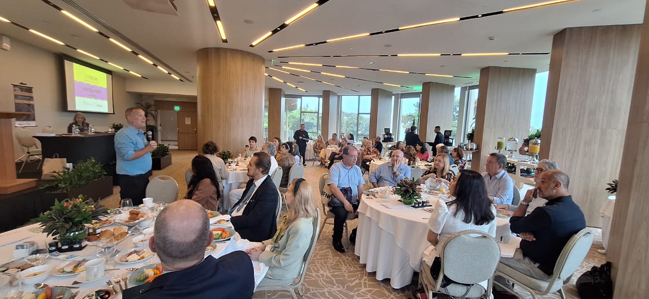 A presidente da associação, Constança Carvalho, recepcionou os participantes e destacou a importância do trabalho coletivo em prol da cidade. Em sua fala, desejou um ano de conquistas, novos projetos e mobilização em defesa do turismo carioca.