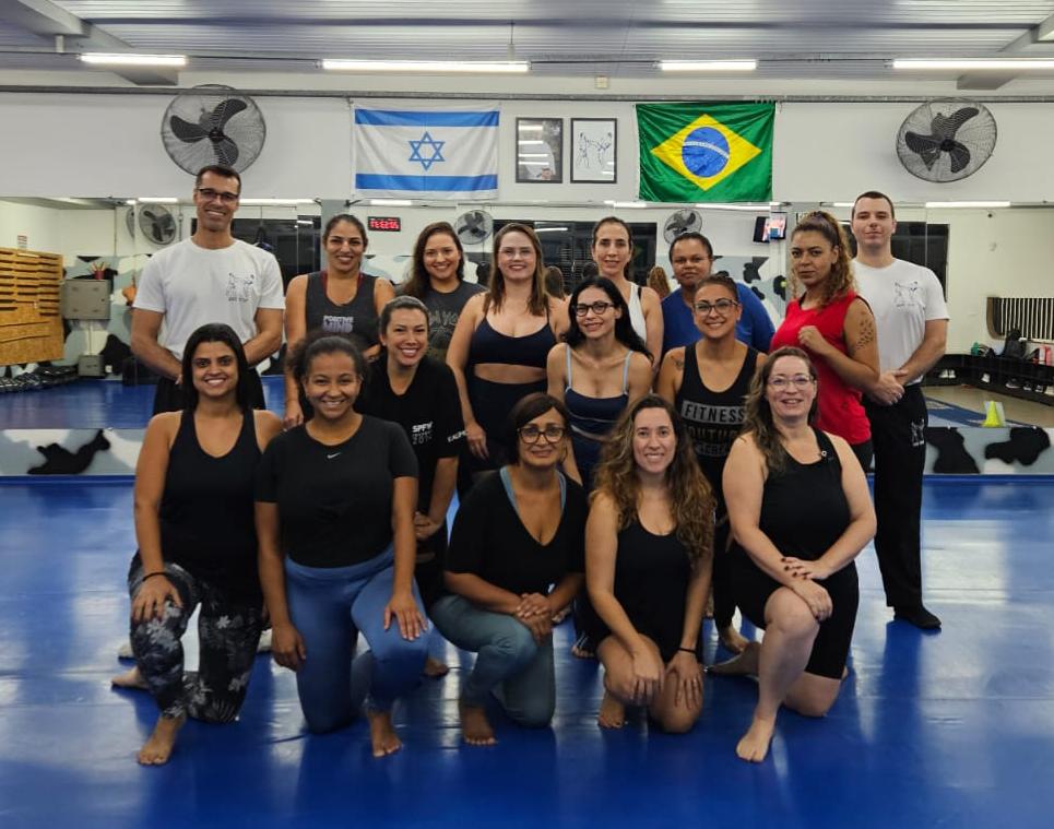 A violência contra a mulher continua sendo um dos problemas sociais mais graves do país e tem reacendido discussões sobre prevenção, proteção e conscientização. Em meio a esse cenário, iniciativas voltadas ao ensino de técnicas de defesa pessoal para mulheres têm ganhado espaço como uma forma de ampliar segurança, consciência e preparo diante de situações de risco.