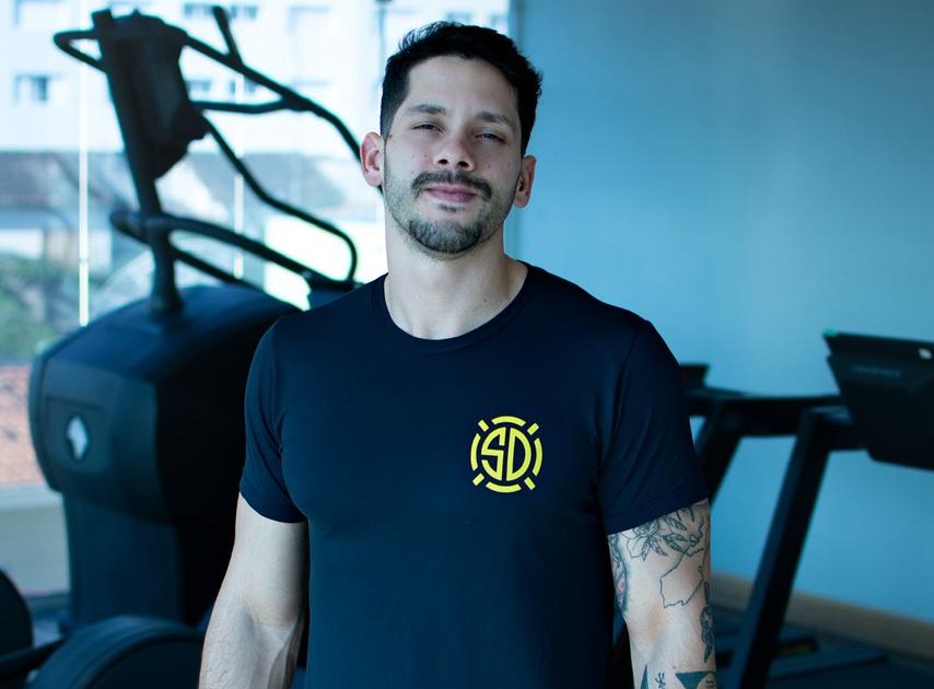 Estética e performance real: metodologia de Dimy Souza ganha destaque ao unir físico atlético, confiança e identidade