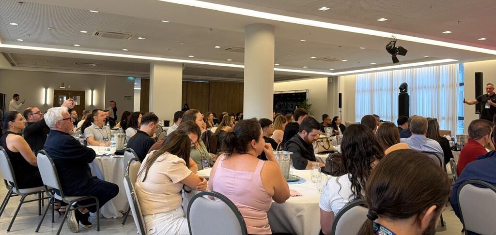 O empresário e especialista em comunicação comercial Ricardo Cattani foi um dos palestrantes convidados do DiaDev, evento promovido pela empresa de tecnologia DevMaster e voltado à inovação, gestão empresarial e desenvolvimento de negócios. Durante o encontro, que reuniu empresários, gestores e profissionais de diferentes setores, Cattani compartilhou estratégias práticas sobre vendas, posicionamento e construção de autoridade no mercado.