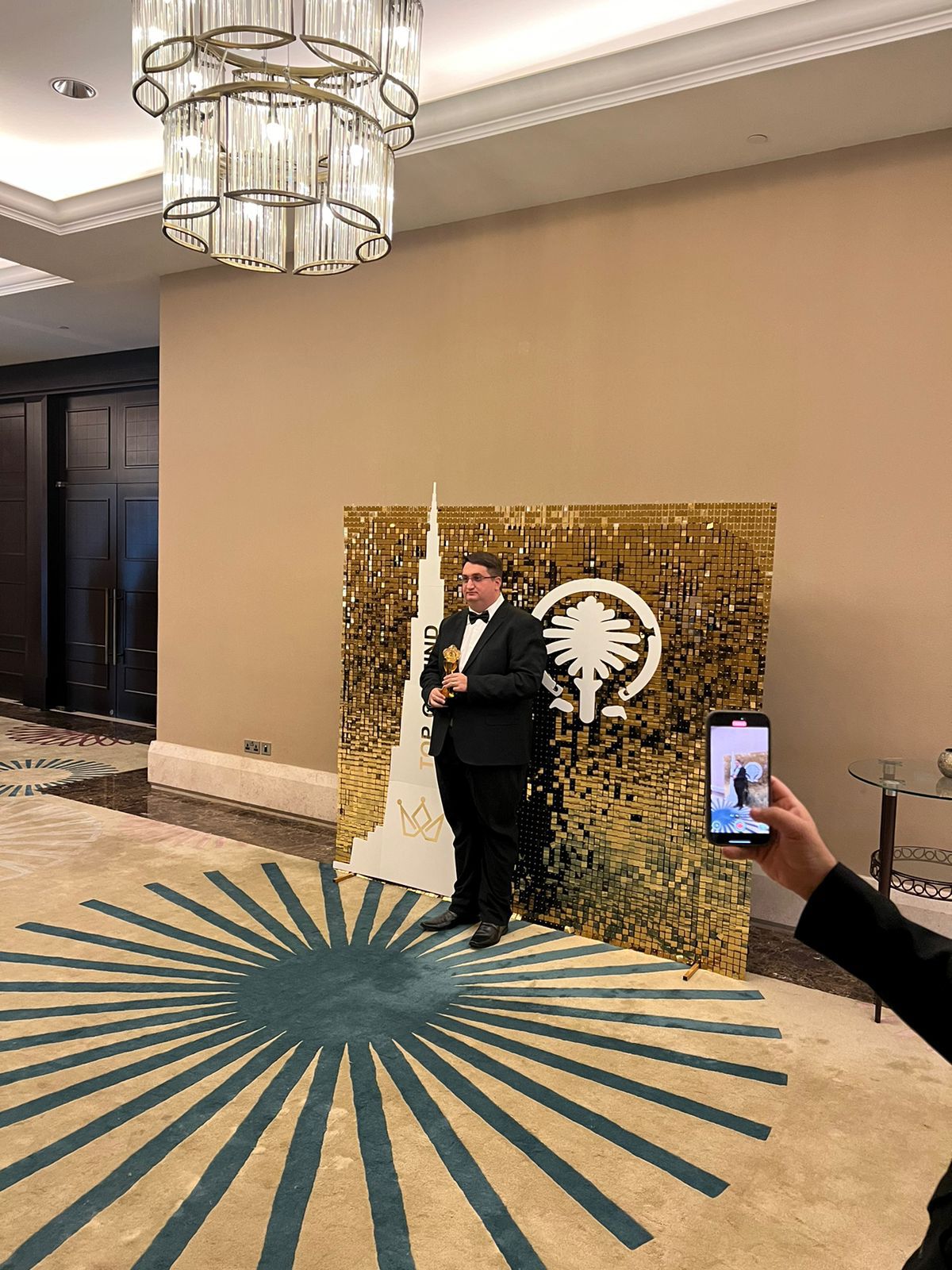 HADASSA VIAGENS CEO JEAN GARCIA BRILHA NO PALCO DA PREMIAÇÕES INTERNACIONAIS