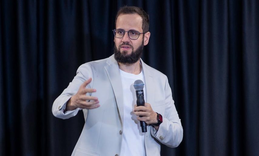 Quem decide a compra agora: o consumidor ou a inteligência artificial? A nova era do varejo segundo Paulo Brenha