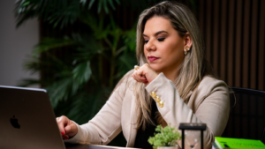 Profissional de vendas em reunião de negociação estratégica com clientes corporativos