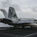 Busca por piloto americano eleva tensão