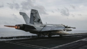 Busca por piloto americano eleva tensão