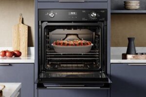 forno-de-embutir-a-gas-Electrolux-OE8GH-instalado-em-móvel-planejado-e-com-a-porta-aberta-mostrando-receita-pronta-no-interior