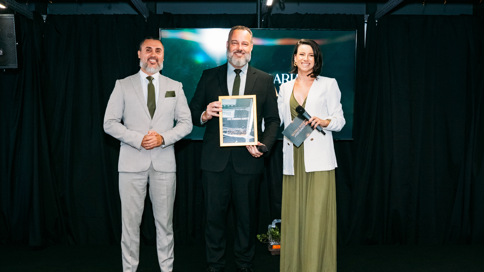 Fernando Freitas, Zanotto e Bruna Grah no palco da Confraria dos Palcos, reforçando o ambiente que transforma especialistas em vozes de autoridade