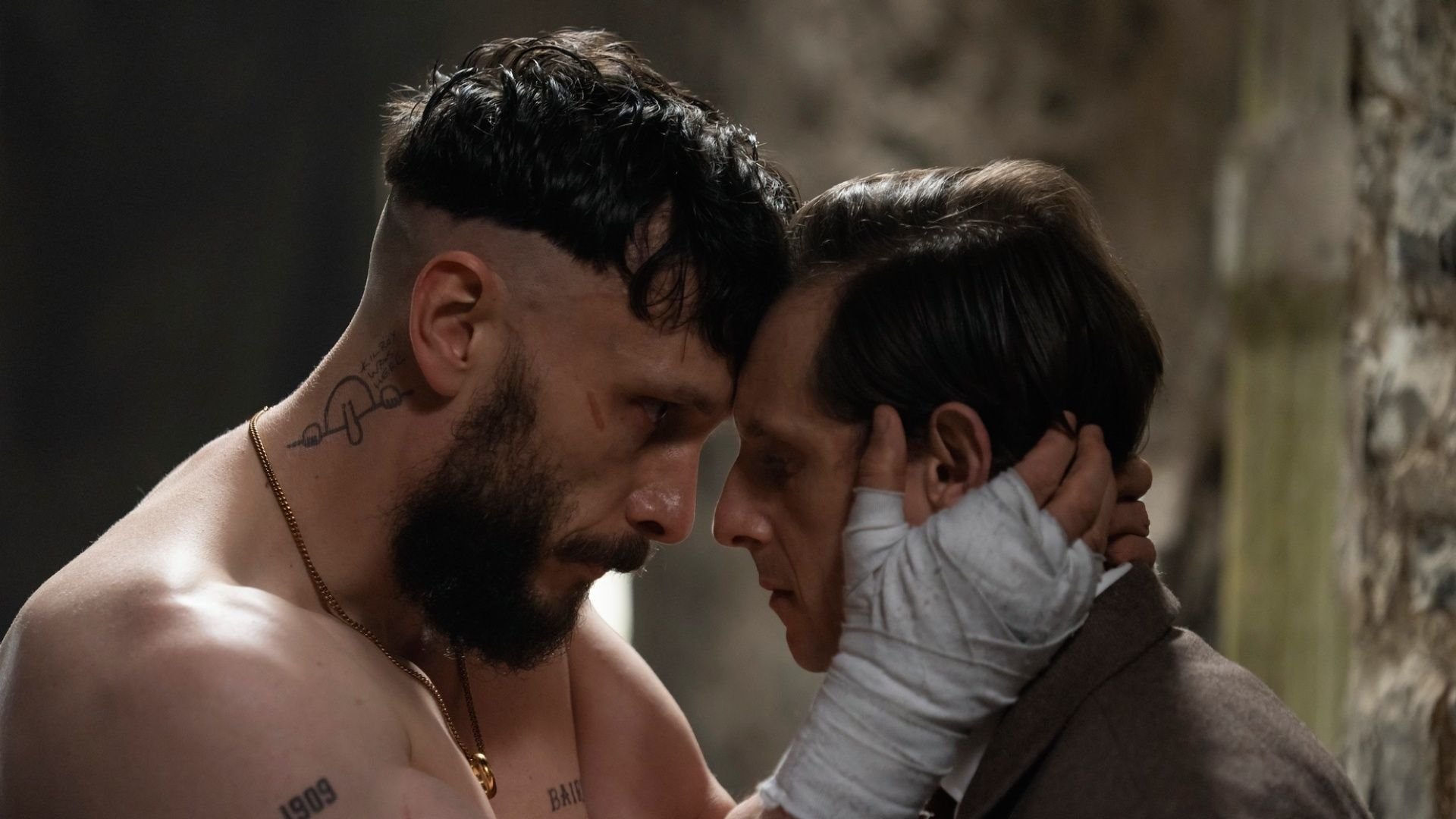 Crítica: Pela Metade marca retorno do criador de Bebê Rena em série brutal da HBO