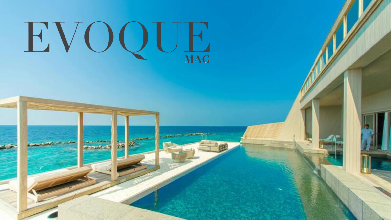 Ambiente à beira-mar que traduz a estética da nova edição da Evoque Magazine, associando exclusividade, arquitetura e experiência