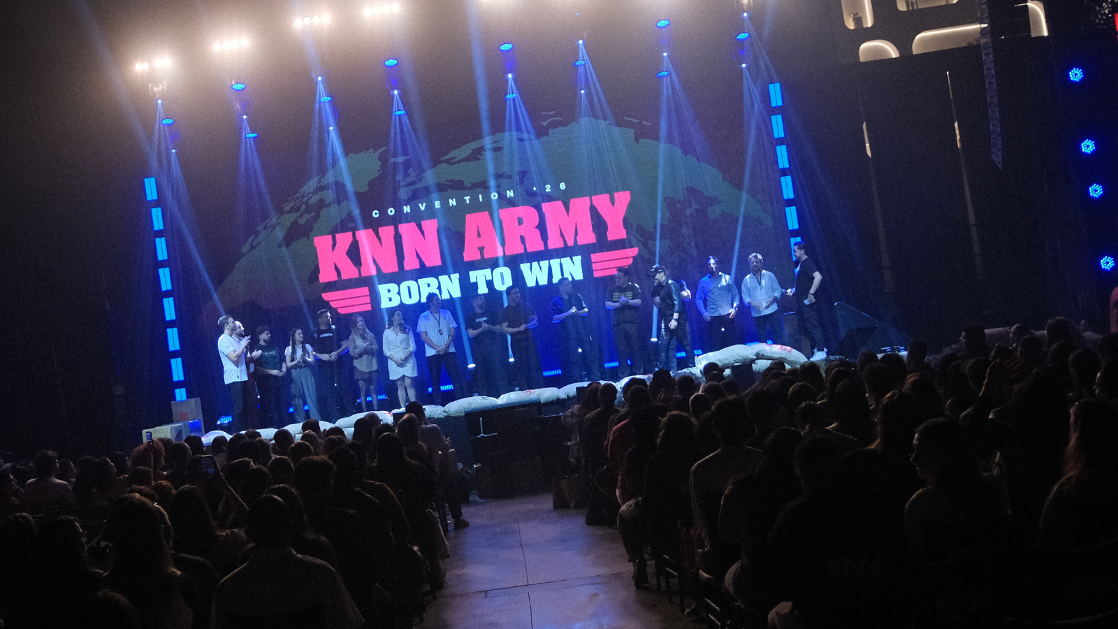 KNN Convention 2026 Born To Win palco principal com público e palestrantes