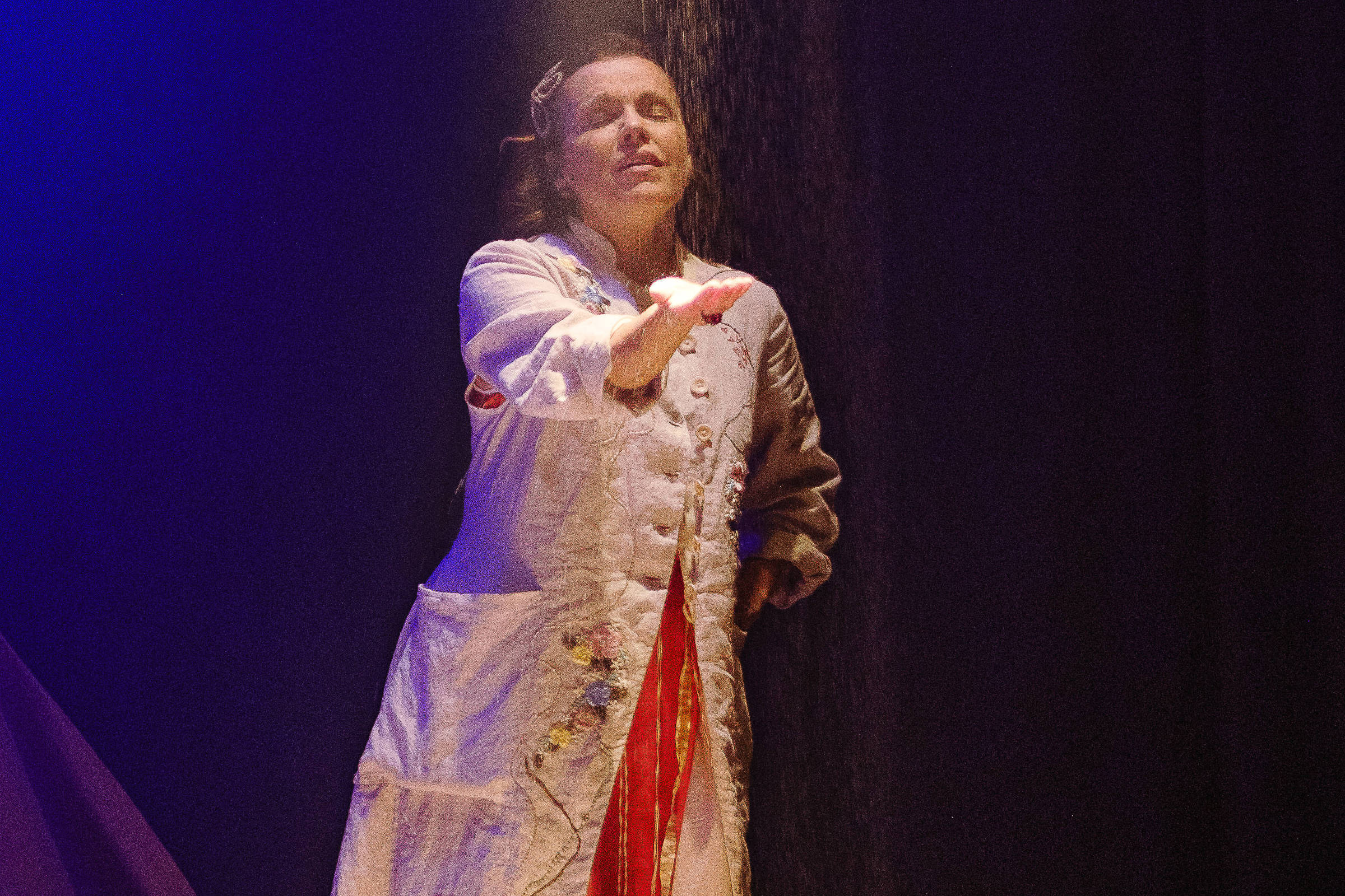 Marcella Muniz em monólogo sobre luto e cura - 18/04/2026 - Mise-en-scène