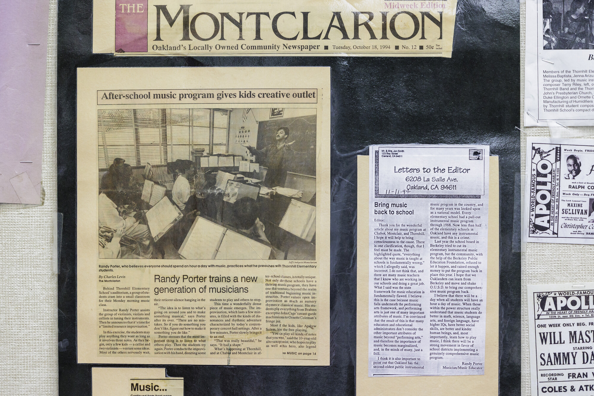 Foto de recorte de jornal na parede.