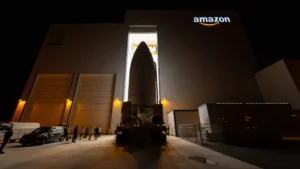 Bezos contra-ataca: Amazon negocia a compra da Globalstar para entrar na órbita da Starlink de Musk