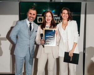 Damiana Thiesen durante participação na Confraria dos Palcos ao lado de Fernando Freitas e Bruna Grah após apresentação sobre posicionamento e autoridade no digital.