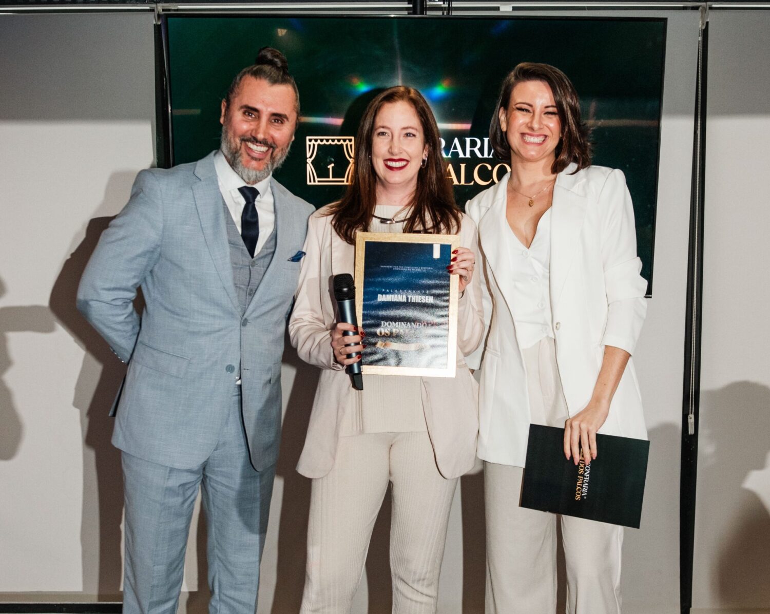 Damiana Thiesen participa da Confraria dos Palcos e reforça estratégia de autoridade ao unir posicionamento digital, comunicação e presença em palco.