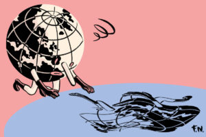 Ilustração mostra o planeta Terra com braços e pernas, inclinado para frente tentando alcançar um peixe preto que nada em uma superfície azul. Fundo é rosa, e o planeta tem linhas de latitude e longitude visíveis.