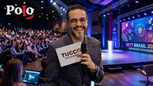 Tucco durante apresentação como Mestre de Cerimônias no Fórum de Gestores da Bett Brasil 2026.