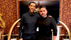 Caio Santomo ao lado de Sheikh Abdullah bin Rashid Al Mualla durante encontro realizado em Londres para discutir expansão internacional da CSX Holding