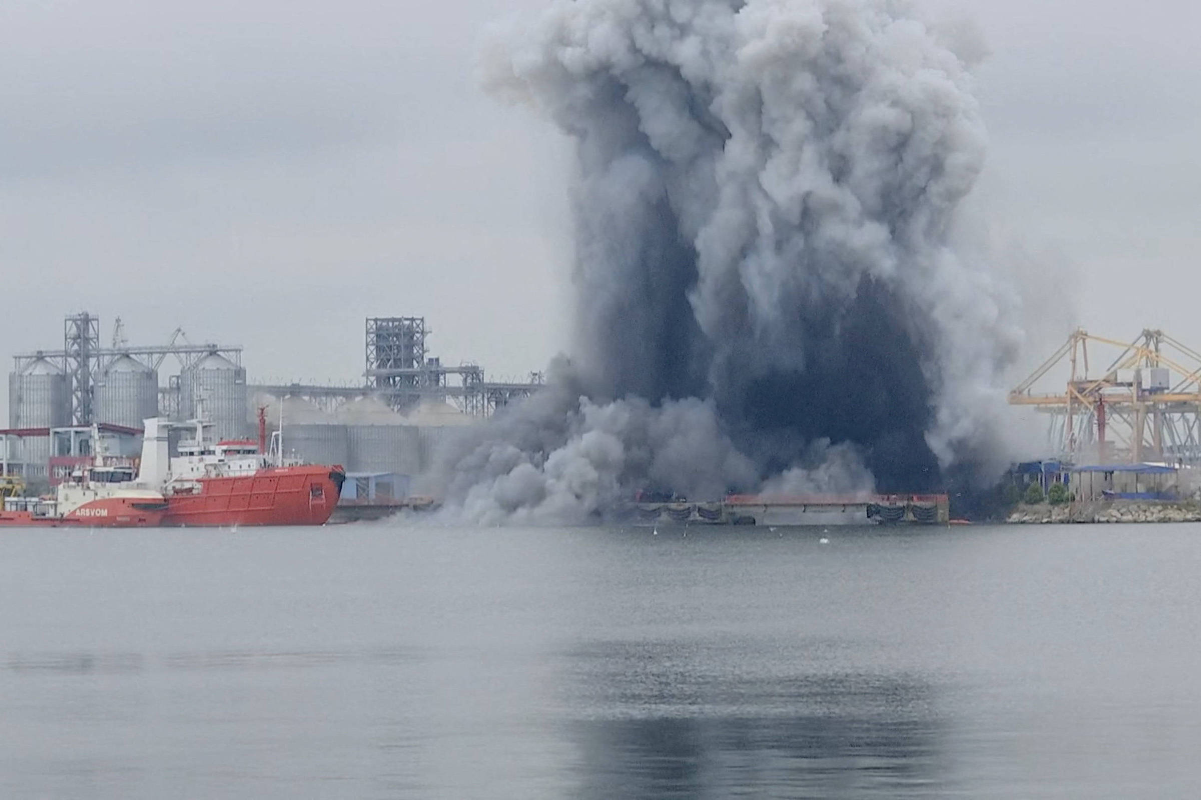 Drone ucraniano explode em porto da Romênia - 05/06/2026 - Mundo