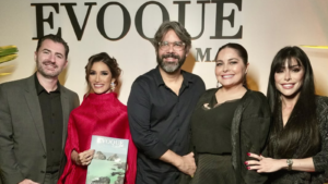 Anna Lourensetti posa com executivos da EvoqueMag durante evento que marcou o anúncio de sua nomeação como diretora executiva da EvoqueMag Brasil.