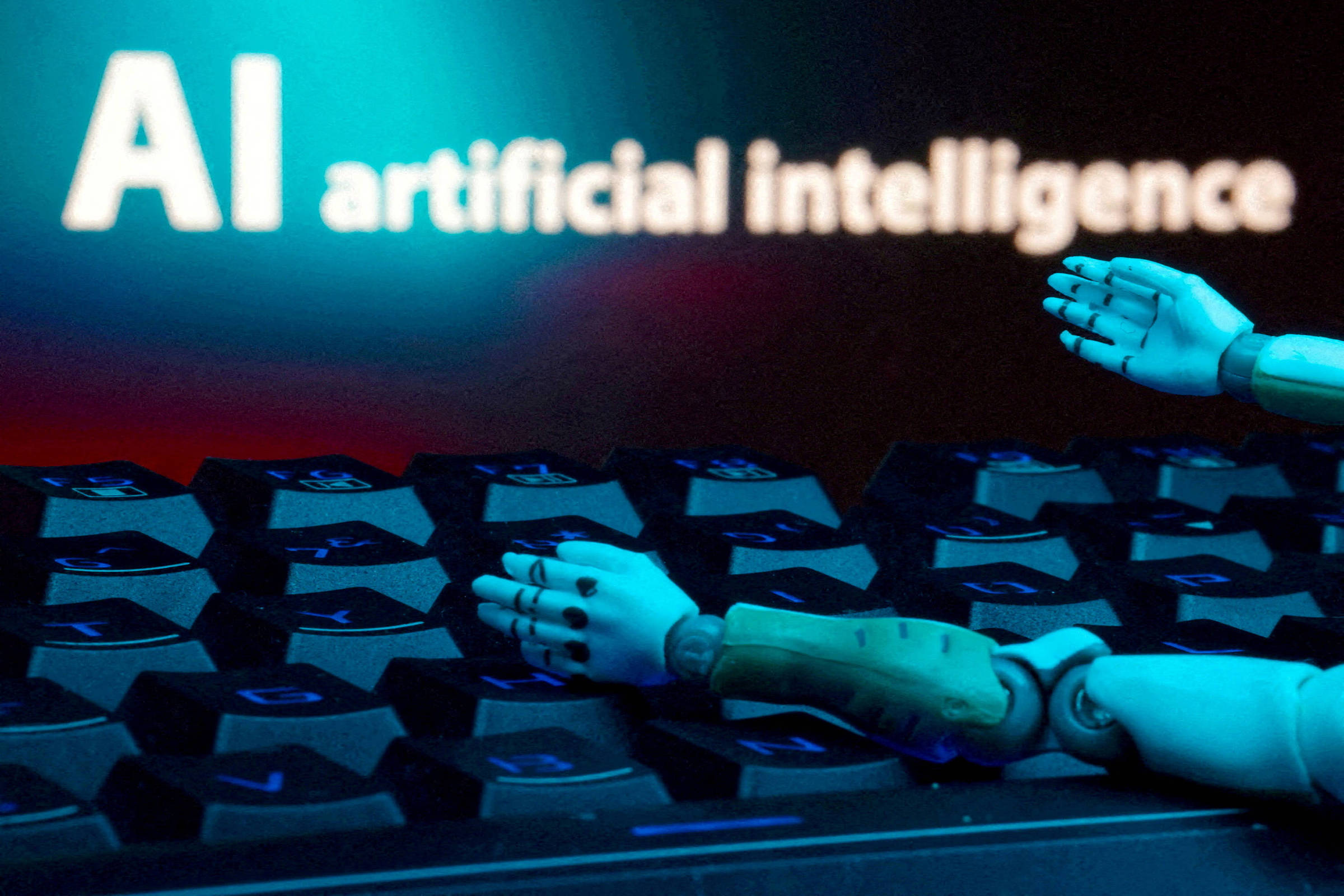 Duas mãos robóticas azuis repousam sobre um teclado preto, com a frase
